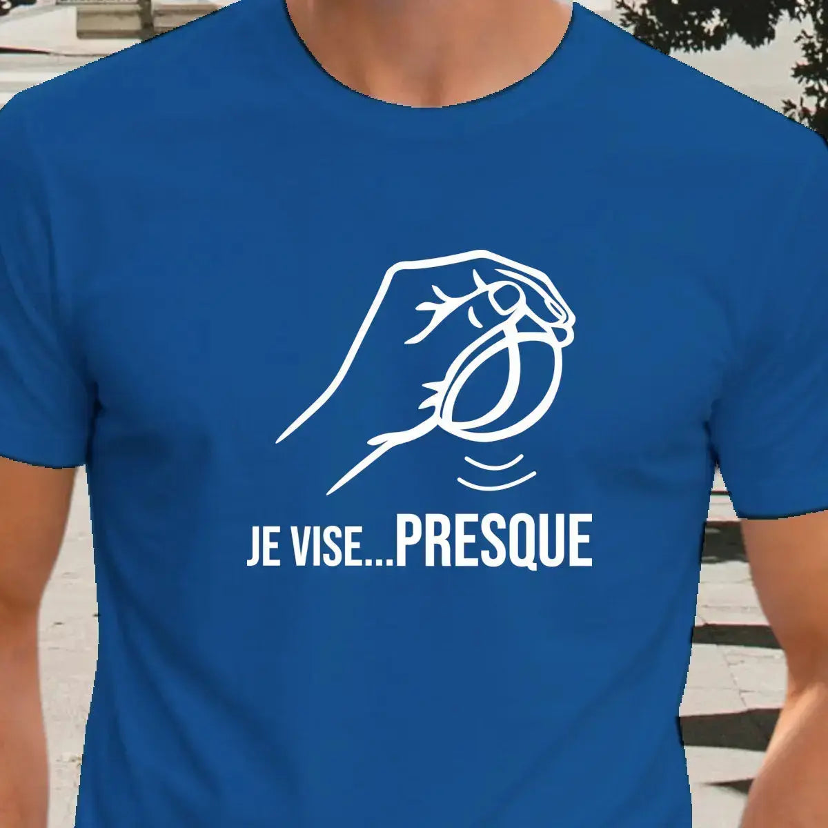 t-shirt pétanque homme JE VISE...PRESQUE vinyle blanc vue rapprochée