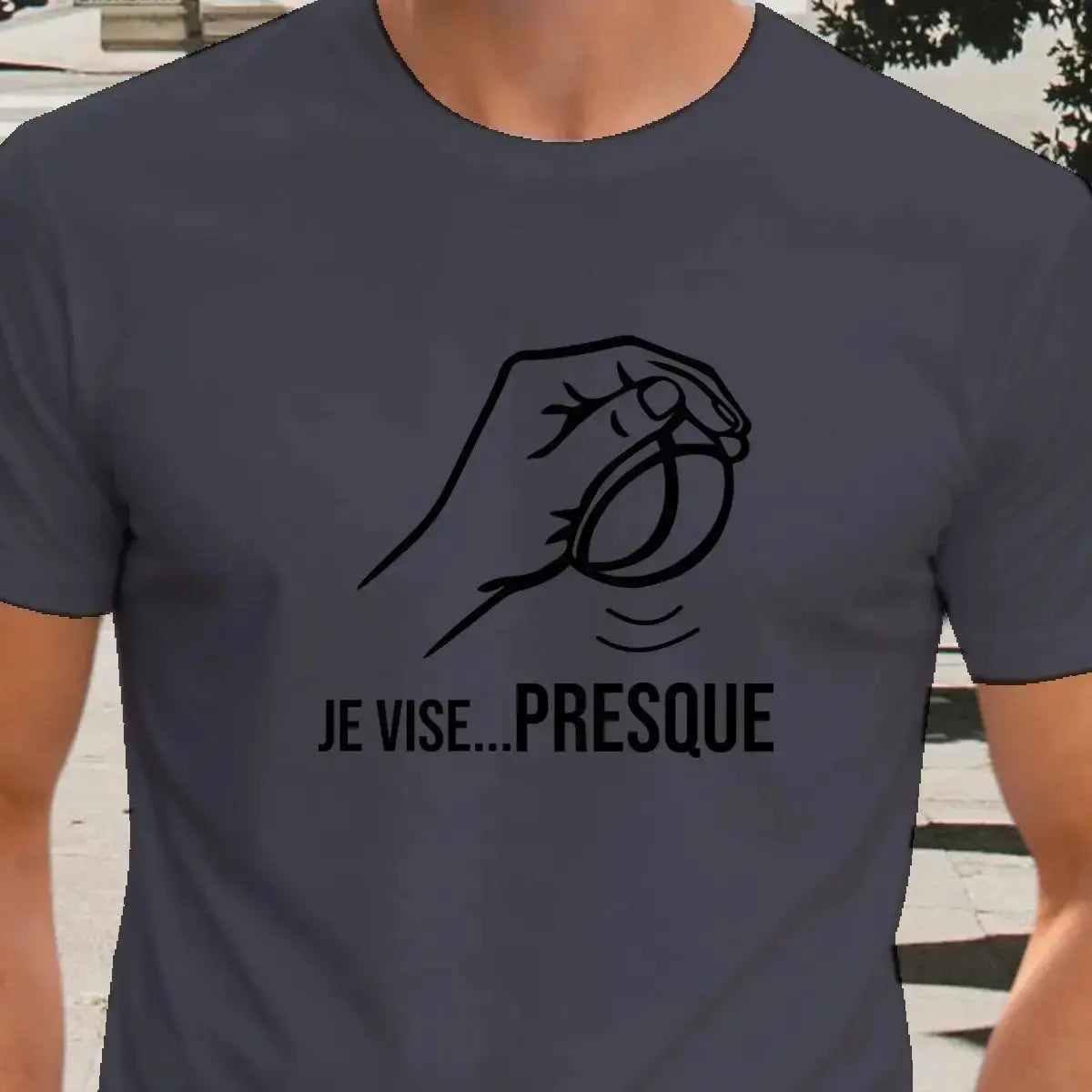 t-shirt pétanque homme JE VISE...PRESQUE vinyle noir vue rapprochée