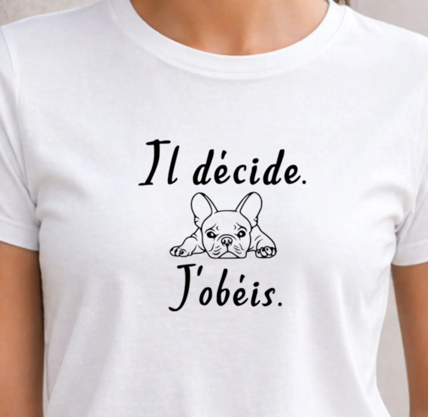 Zoom motif bouledogue français en vinyle noir sur t-shirt bio femme blanc