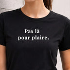 zoom motif "Pas là pour plaire" deux lignes en vinyle blanc sur t-shirt bio femme