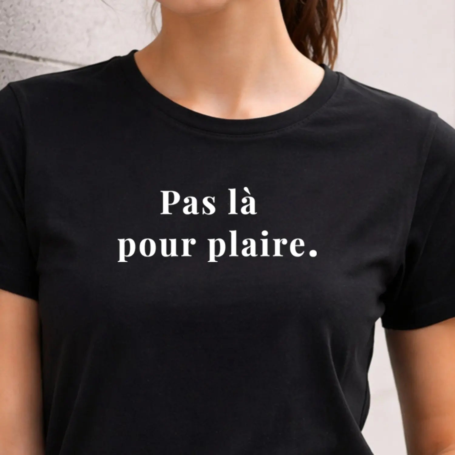zoom motif "Pas là pour plaire" deux lignes en vinyle blanc sur t-shirt bio femme