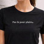 zoom motif "Pas là pour plaire."sur une ligne en vinyle blanc sur t-shirt bio femme