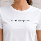 zoom motif "Pas là pour plaire" une ligne en vinyle noir sur t-shirt bio femme