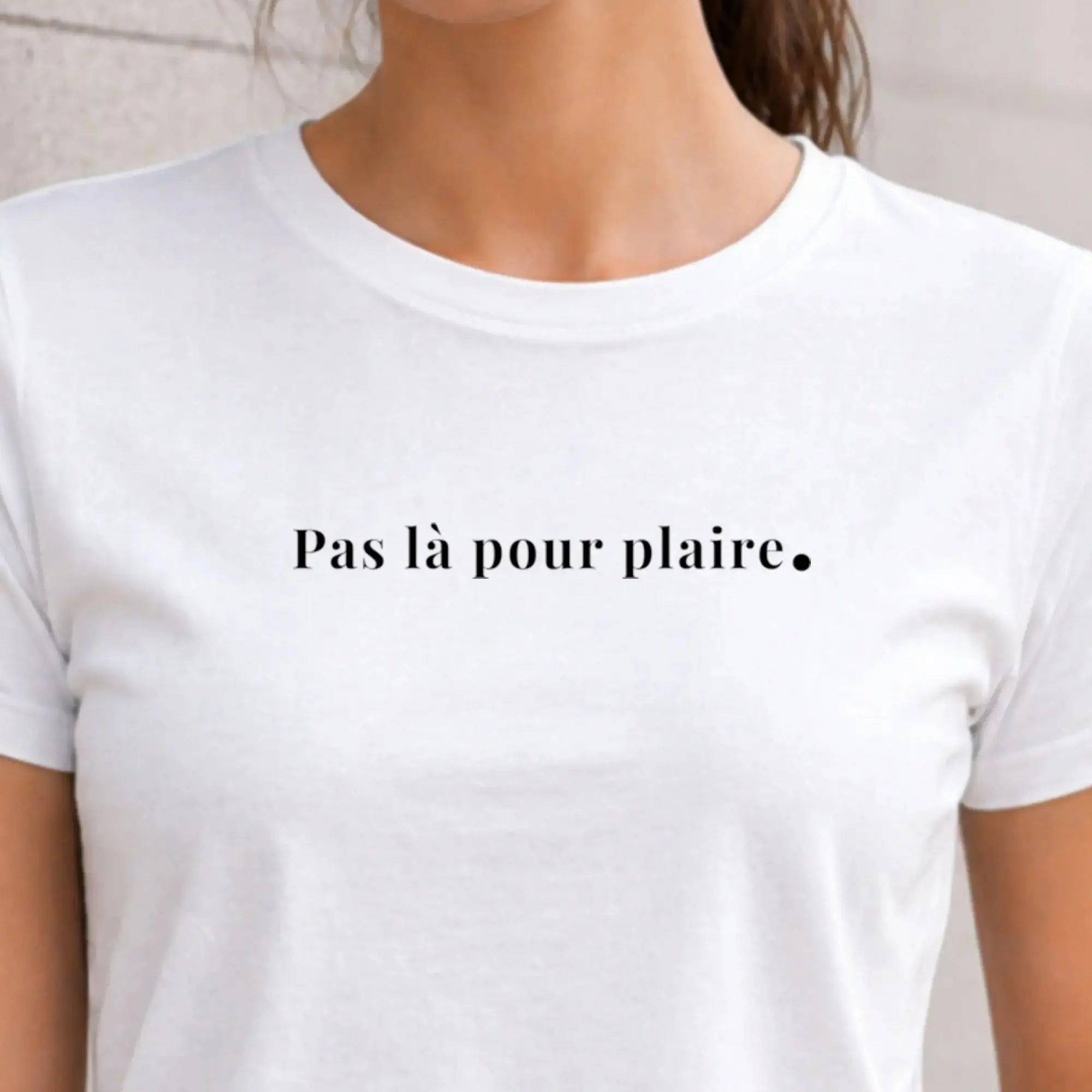 zoom motif "Pas là pour plaire" une ligne en vinyle noir sur t-shirt bio femme