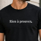 zoom motif "Rien à prouver" en vinyle blanc sur t-shirt bio homme