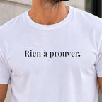 zoom motif "Rien à prouver" en vinyle noir sur t-shirt bio homme