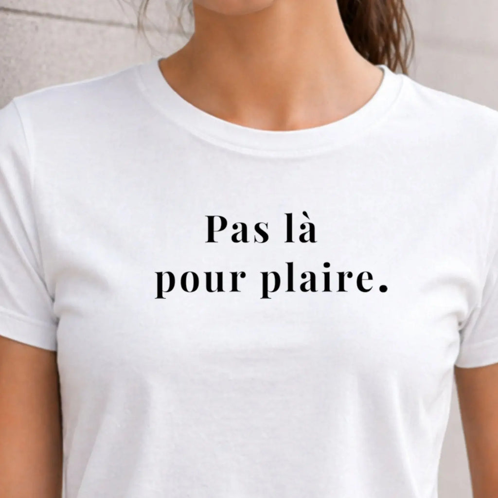zoom motif "Pas là pour plaire" sur 2 lignes en vinyle noir sur t-shirt bio femme