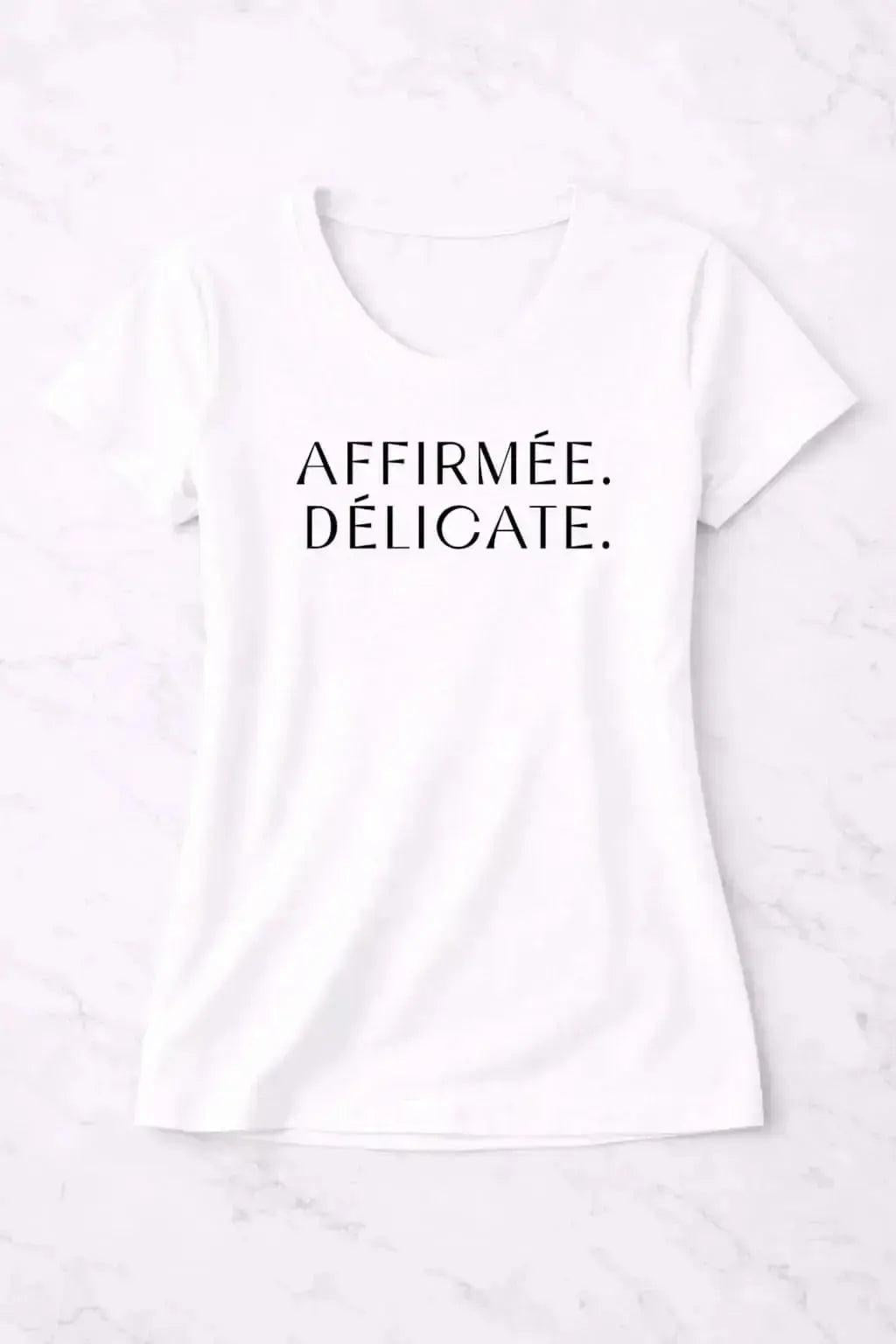 T-shirt femme bio AFFIRMÉE. DÉLICATE. vinyle noir vue à plat - T Shirts et plus