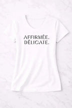 T-shirt femme bio AFFIRMÉE. DÉLICATE. vinyle noir vue à plat - T Shirts et plus