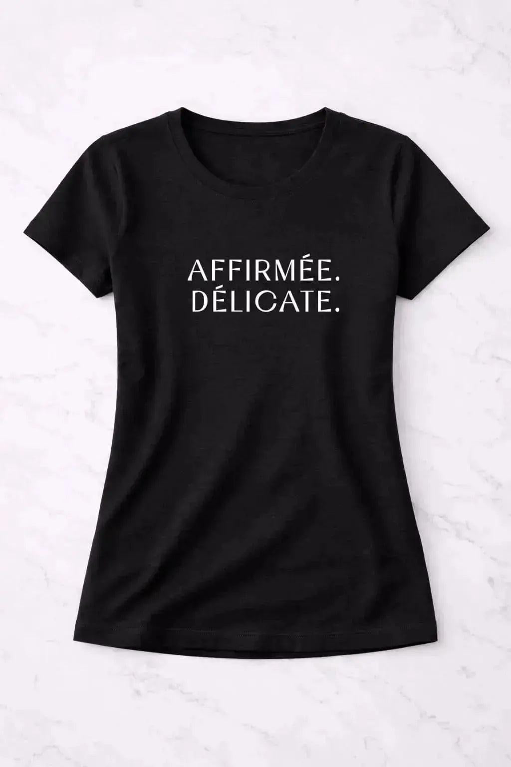 T-shirt femme bio AFFIRMÉE. DÉLICATE. vinyle blanc vue à plat- T Shirts et plus