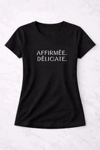 T-shirt femme bio AFFIRMÉE. DÉLICATE. vinyle blanc vue à plat- T Shirts et plus