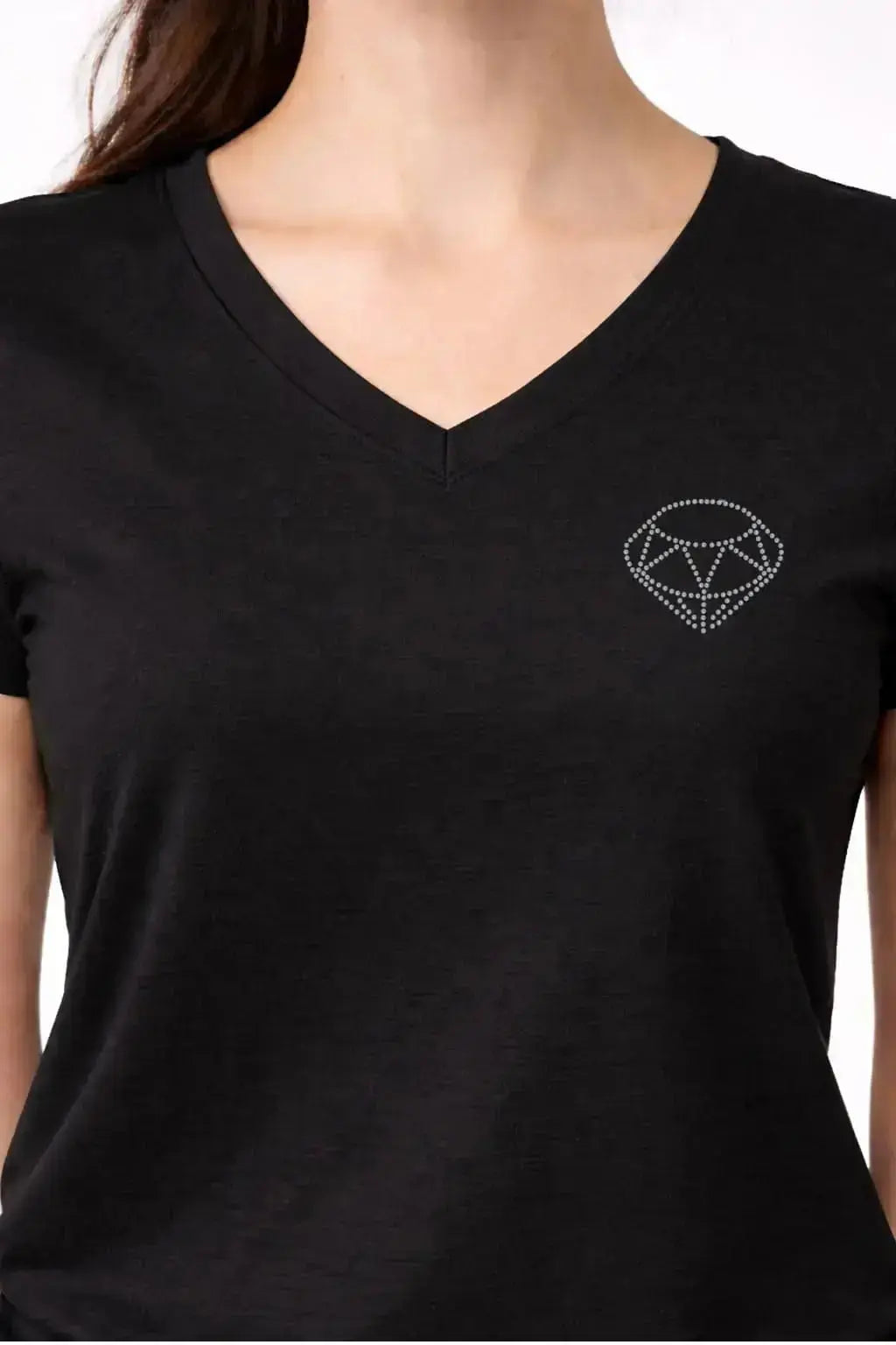 t-shirt femme noir détail diamant en strass vue rapprochée