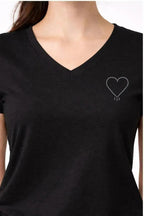 t-shirt femme noir détail coeur en strass vue rapprochée