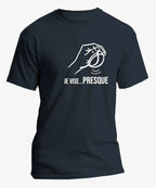 t-shirt pétanque homme JE VISE...PRESQUE vinyle blanc vue à plat
