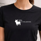 zoom motif "la vraie patronne" vinyle blanc sur t-shirt femme noir