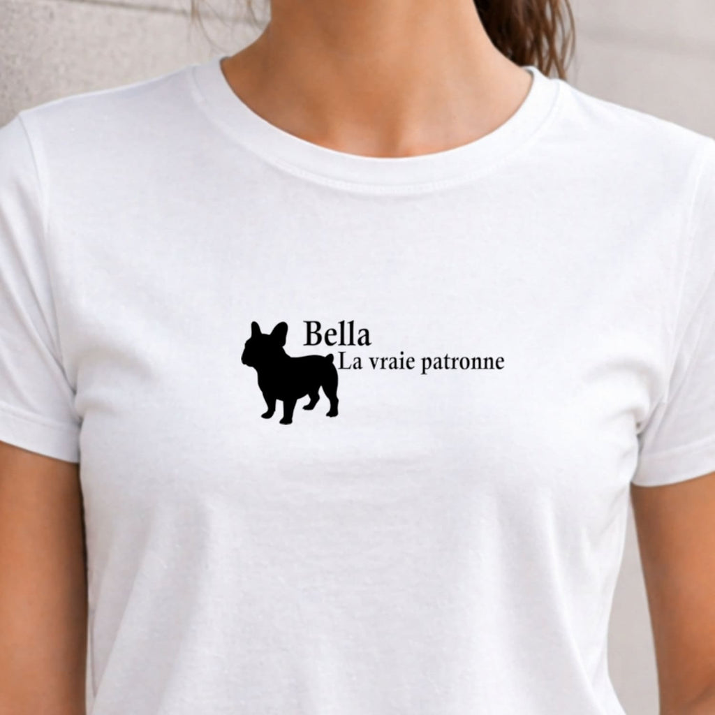 zoom motif "la vraie patronne" vinyle noir sur t-shirt femme blanc