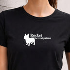 zoom motif " le vrai patron" vinyle blanc sur t-shirt femme noir