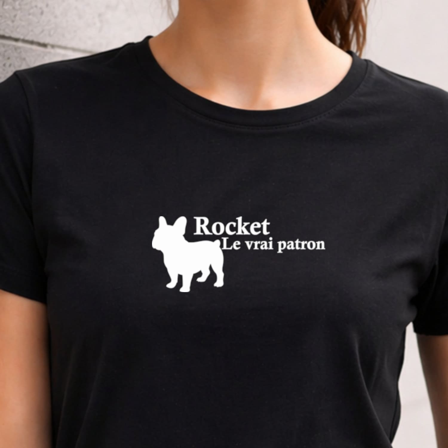 zoom motif " le vrai patron" vinyle blanc sur t-shirt femme noir