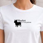 zoom motif "le vrai patron" vinyle noir sur t-shirt femme blanc