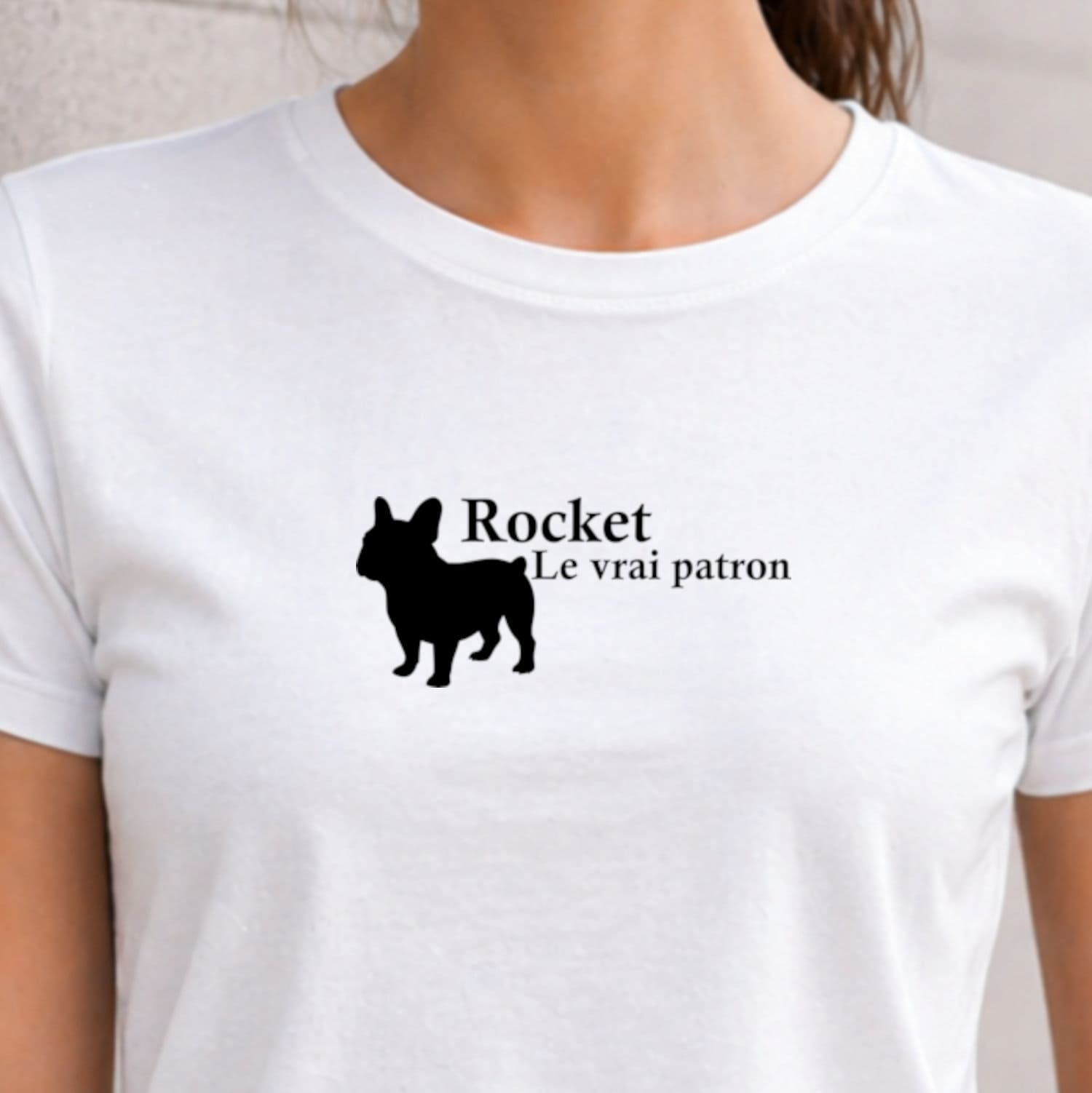 zoom motif "le vrai patron" vinyle noir sur t-shirt femme blanc